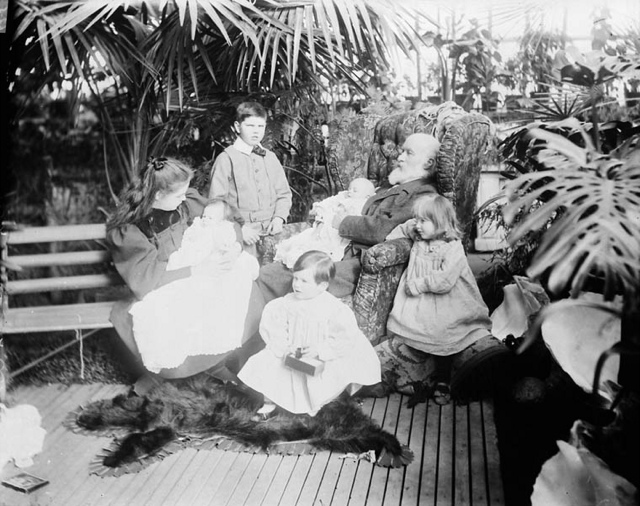 Fleming entouré de ses petits-enfants à Winterholme