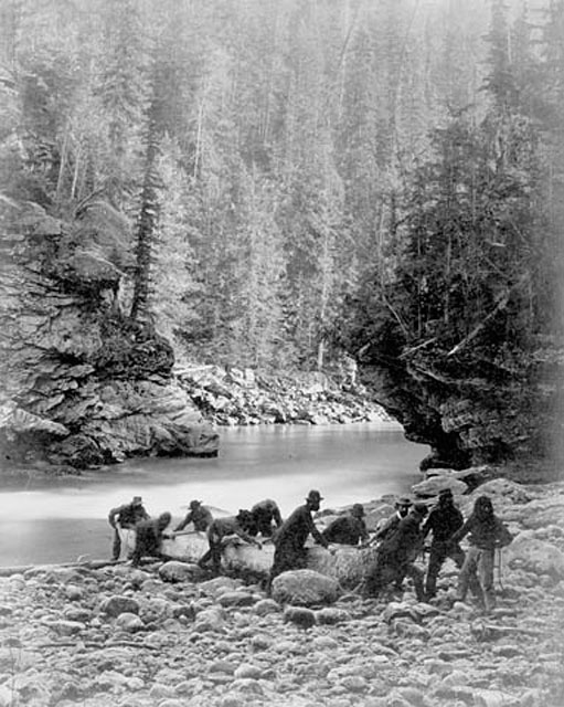 Portage des canots en Colombie-Britannique
