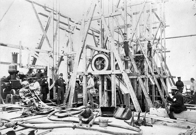 Construction d'un pilier du pont de Miramichi
