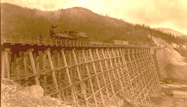Train arrêté sur le pont sur chevalet de Mountain Creek, à Selkirks